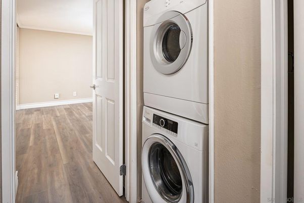 Interior, Utility Closets, Washer, Wood Texture Flooring