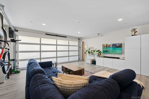Fitness Equipment, Interior, Living room, Recessed Lighting, Wood Texture Flooring