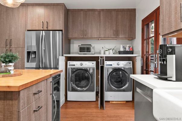 Interior, Washer, Wood Texture Flooring