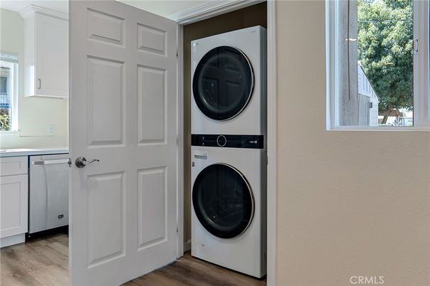 Interior, Utility Closets, Washer, Wood Texture Flooring