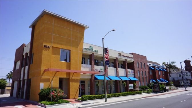 Exterior, Facade, Modern