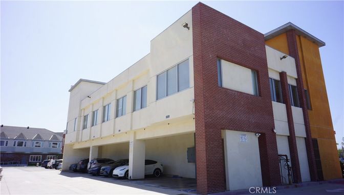 Exterior, Facade, Brick Facade, Rowhouse