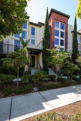 Exterior, Facade, Rowhouse