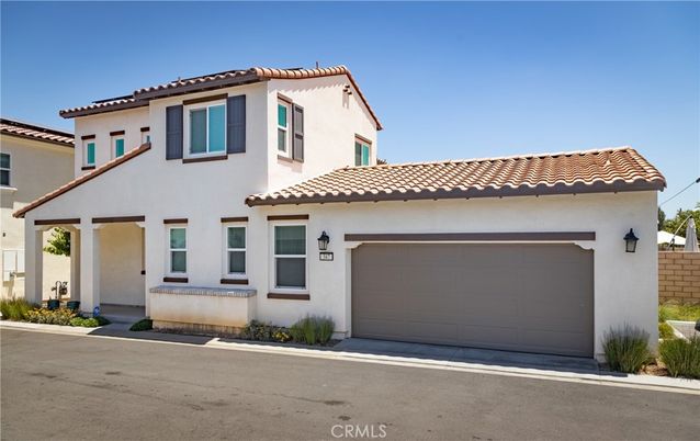 Attached, Exterior, Facade, Mediterranean
