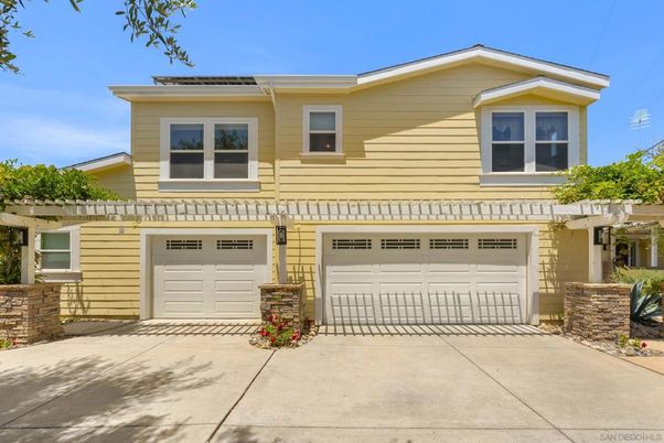 Attached, Exterior, Facade, Rowhouse