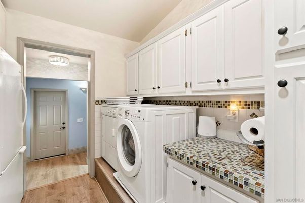 Interior, Washer, Wood Texture Flooring