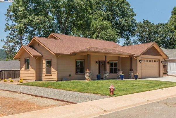 Attached, Exterior, Facade, Ranch