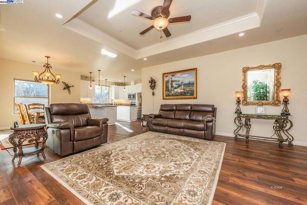Chandelier, Dining room, Interior, Kitchen, Pendant Lights, Recessed Lighting, Wood Texture Flooring