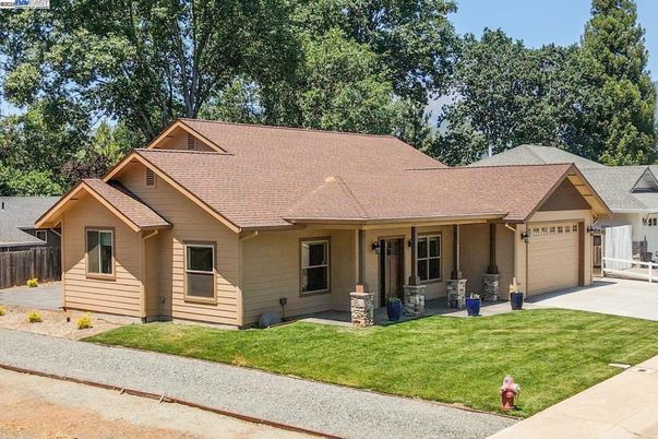 Attached, Exterior, Facade, Ranch