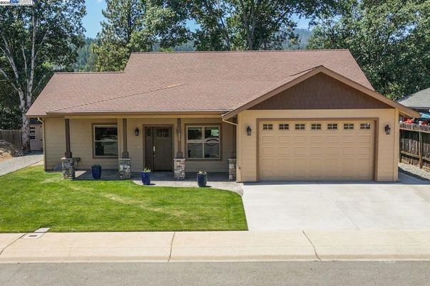 Attached, Exterior, Facade, Ranch