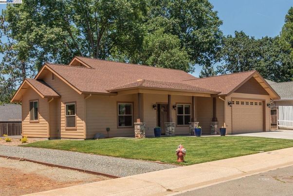 Attached, Exterior, Facade, Ranch