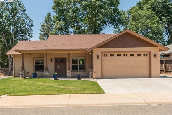 Attached, Exterior, Facade, Ranch