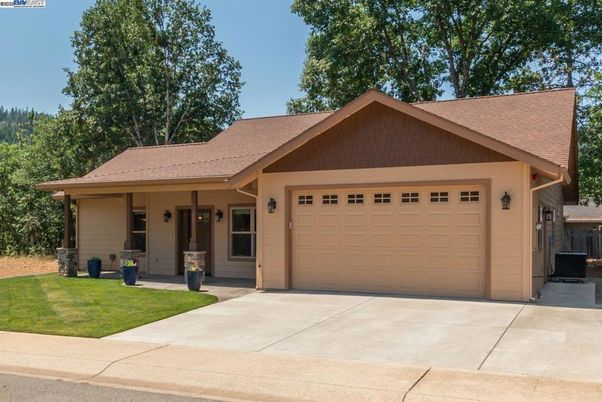 Attached, Exterior, Facade, Ranch