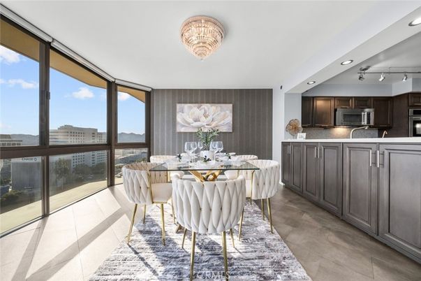 Chandelier, Dining room, Interior, Kitchen, Recessed Lighting, Stainless Steel Appliances