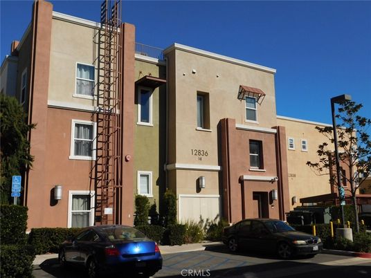 Exterior, Facade, Rowhouse