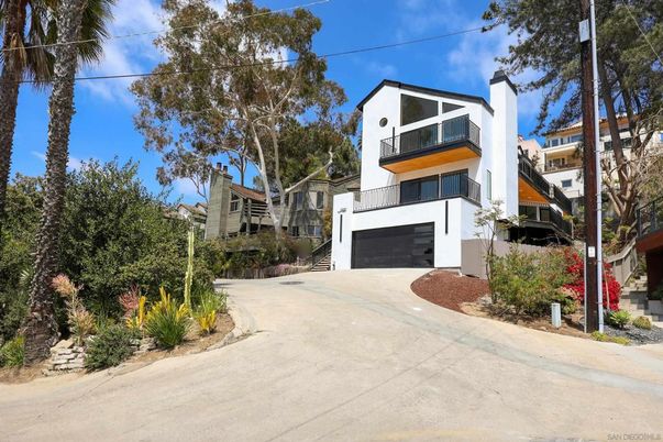 Attached, Exterior, Facade, Modern