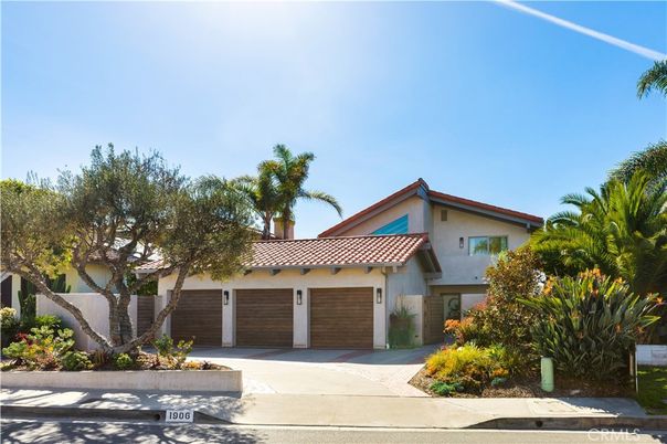 Attached, Exterior, Facade, Mediterranean