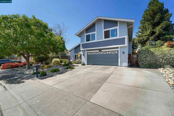 Attached, Exterior, Facade, American Craftsman