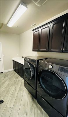 Interior, Washer, Wood Texture Flooring
