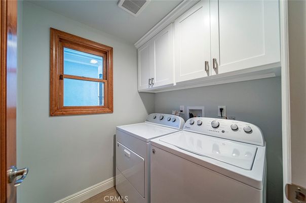 Interior, Washer, Wood Texture Flooring