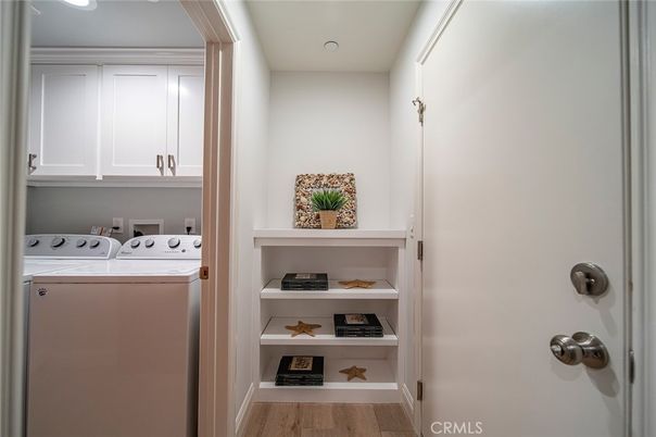 Interior, Recessed Lighting, Washer, Wood Texture Flooring