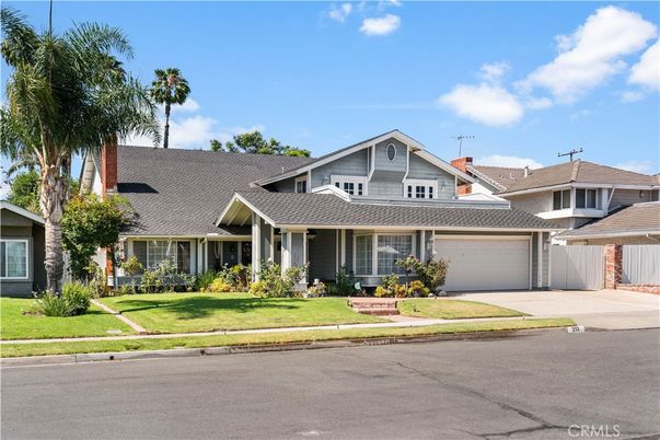 Attached, Exterior, Facade, American Craftsman