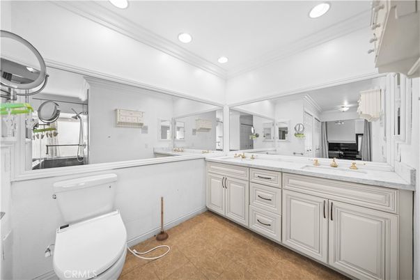 Bathroom, Dual Sink Vanities, Interior, Recessed Lighting