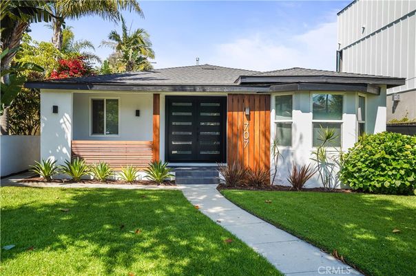 Exterior, Facade, Ranch