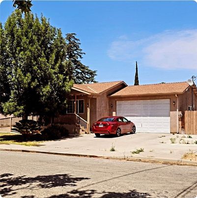 Attached, Exterior, Facade, Ranch