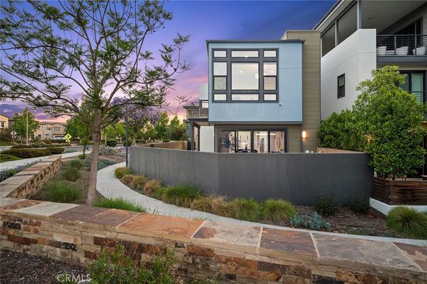 Exterior, Facade, Modern