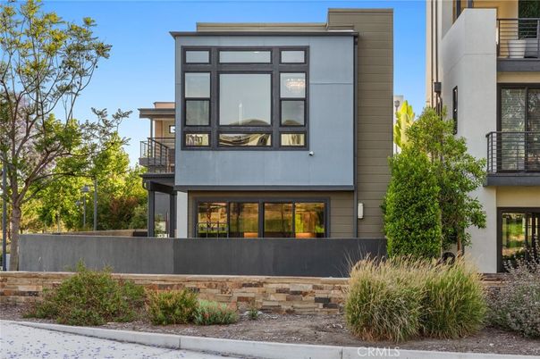 Exterior, Facade, Modern