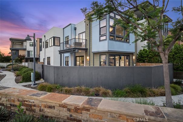 Exterior, Facade, Modern