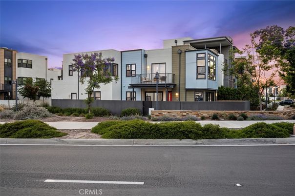 Exterior, Facade, Modern