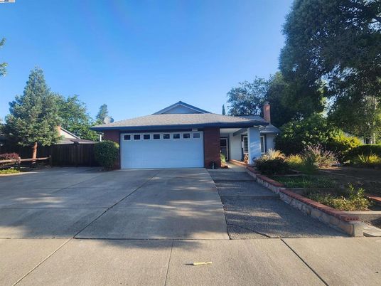 Attached, Exterior, Facade, Brick Facade, Ranch