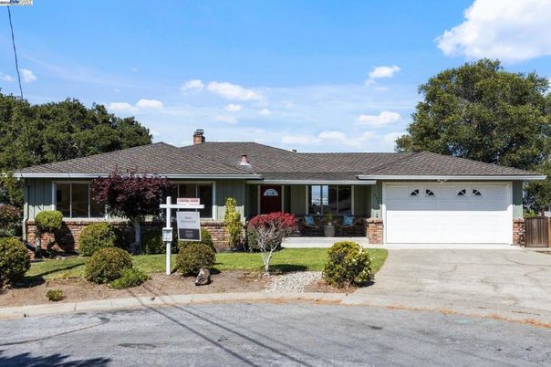 Attached, Exterior, Facade, Ranch