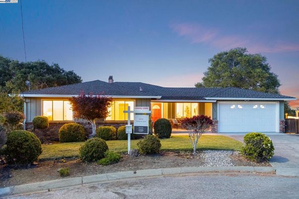 Attached, Exterior, Facade, Ranch