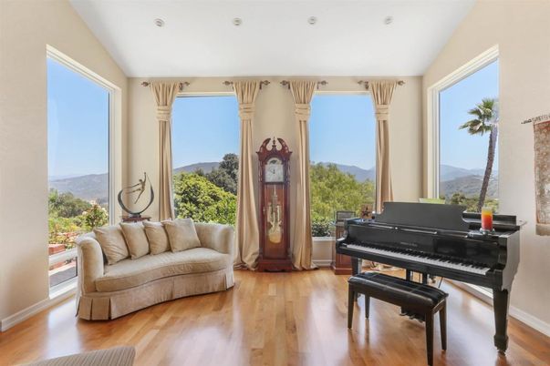 Interior, Piano, Recessed Lighting, Wood Texture Flooring