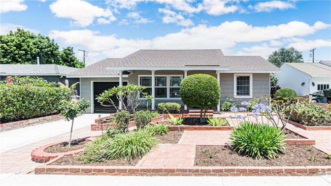 Exterior, Facade, Ranch