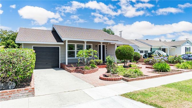 Attached, Exterior, Facade, Ranch
