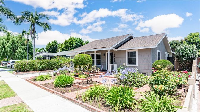 Exterior, Facade, Ranch
