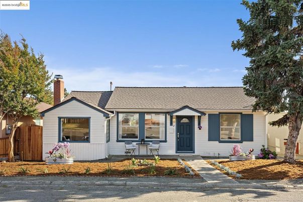 Exterior, Facade, Cape Cod