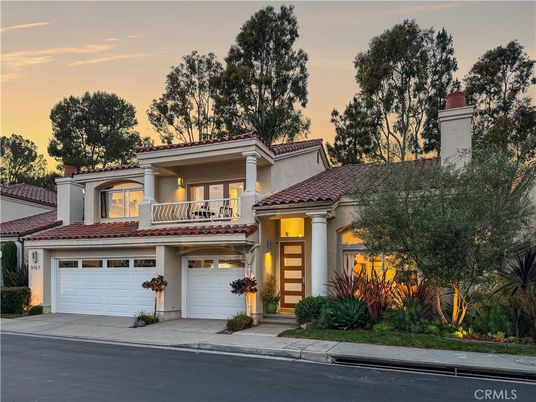 Attached, Exterior, Facade, Mediterranean