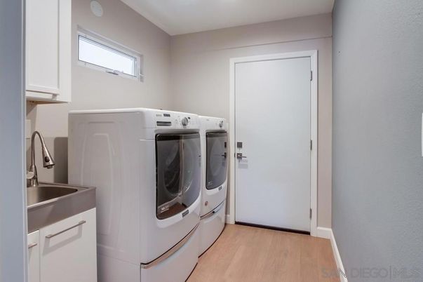 Interior, Washer, Wood Texture Flooring