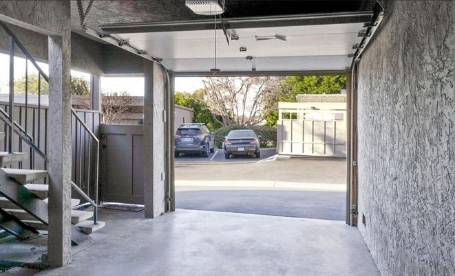 Exterior, Garage