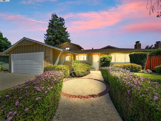 Attached, Exterior, Facade, Ranch