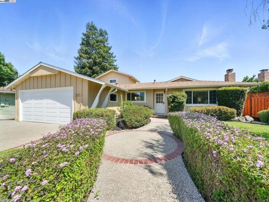 Attached, Exterior, Facade, Ranch
