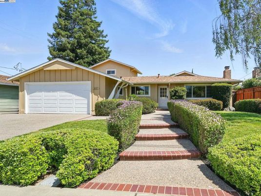 Attached, Exterior, Facade, Ranch