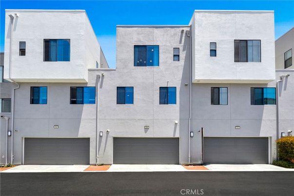 Attached, Exterior, Facade, Rowhouse