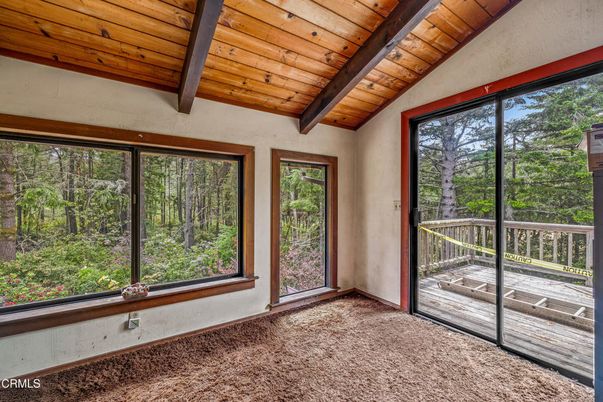 Empty room, Interior, Sun Room, Wooden Beams, Wooden Ceilings
