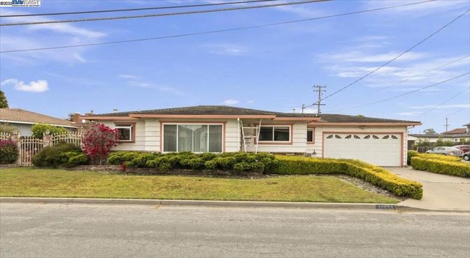 Attached, Exterior, Facade, Ranch